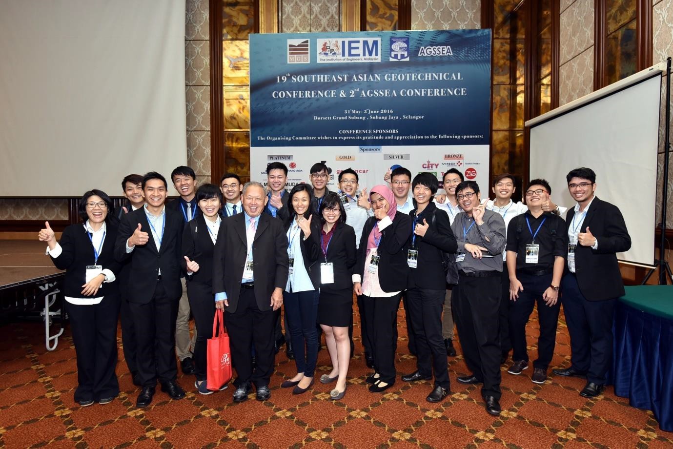 Ir. Dr. Ooi Teik Aun with the ICE Student Chapters and Rapporteurs and MCs