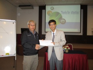 2. Ir Yee Thien Seng presenting a token