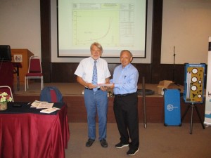 4. The President of SEAGS Dr Ooi Teik Aun presenting a mememto to Prof Zeping Xu after the short course