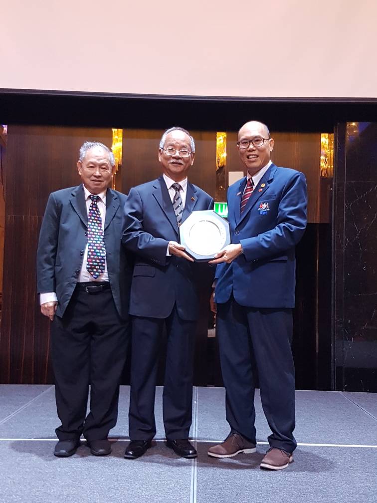 http://seags.ait.asia/wp-content/uploads/IMG-20180310-WA0006_Mememto-to-Datuk-Paduka-Keizrul.jpg