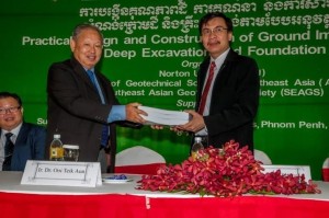 Ir. Dr. Ooi Teik Aun presenting SEAGS Journal to