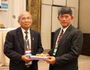 Khun Manoon Araysasiri and Dr. Noppodol