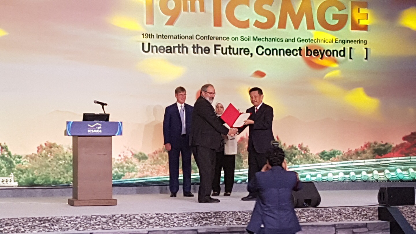 Prof Towhata receiving Certificate from Prof Roger Franks Seoul ICSMGE