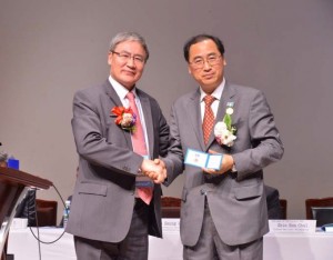 Prof. Askar Zhussupbekov and Prof. Eun Chul Shin) in Korean Symposium
