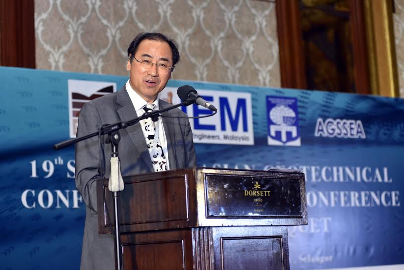 Row1-1 Prof. E.C. Shin
