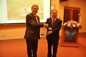 Token to Prof. Zhussupbekov by CTGS President Prof. Fang