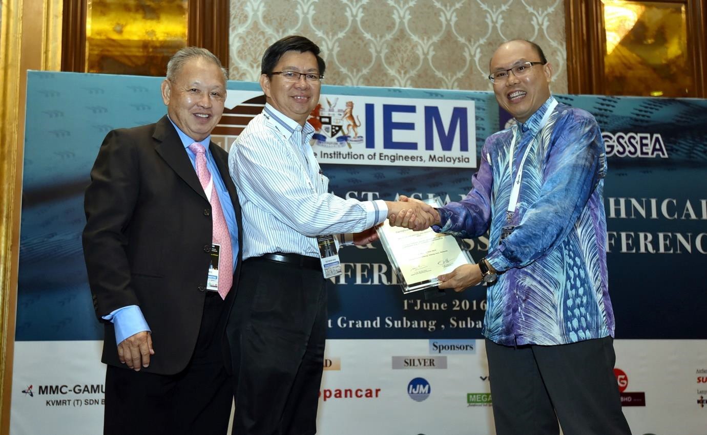 Presentation-of-Certificate-of-Appreciation-to-Sponsor-at-the-Conference-Banquet